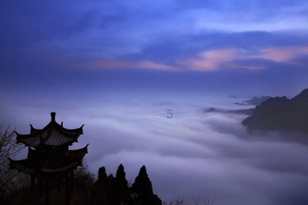 逃离老旧温泉社